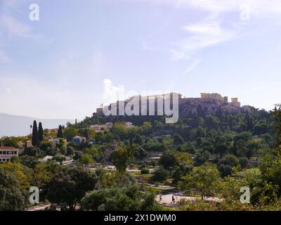 Der Blick auf die Akropolis von Athen vom Filopappou-Hügel aus, Athen, Griechenland Stockfoto