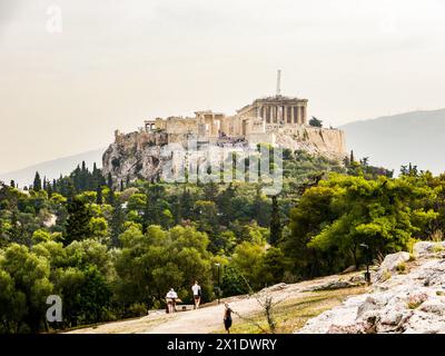 Der Blick auf die Akropolis von Athen vom Filopappou-Hügel aus, Athen, Griechenland Stockfoto