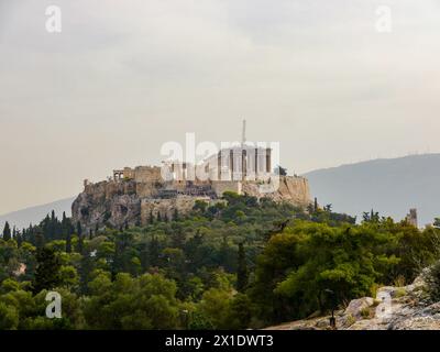 Der Blick auf die Akropolis von Athen vom Filopappou-Hügel aus, Athen, Griechenland Stockfoto