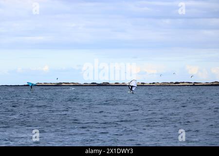 Corralejo, Kanarische Insel Fuerteventura in Spanien - 25. November 2023: Windsurfen vor der Küste Stockfoto