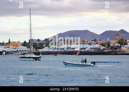 Corralejo, Kanarische Insel Fuerteventura in Spanien - 25. November 2023: Windsurfen vor der Küste Stockfoto