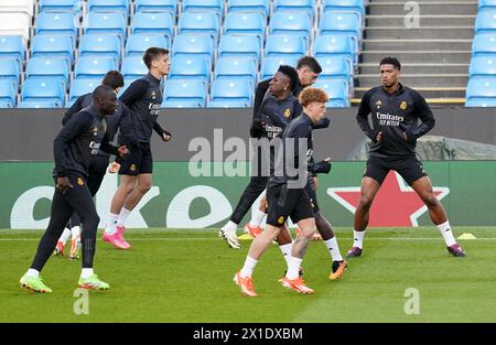 Jude Bellingham (rechts) von Real Madrid während eines Trainings im Etihad-Stadion in Manchester. Bilddatum: Dienstag, 16. April 2024. Stockfoto