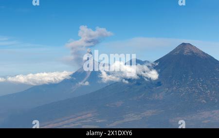 Aktiver Vulkan fuego bricht graue Rauchwolke in guatemala aus. Stockfoto