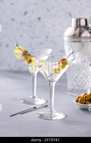 Limone Drop Martini Cocktail mit Oliven und einem Zitronenduft in einem traditionellen Glas Stockfoto