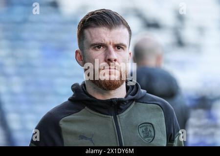 Nicky Cadden aus Barnsley kommt während des Spiels der Sky Bet League 1 Portsmouth gegen Barnsley in Fratton Park, Portsmouth, Großbritannien, 16. April 2024 (Foto: Mark Cosgrove/News Images) Stockfoto