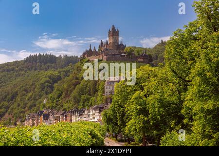 Blick auf das sonnige Cochem mit Schloss Reichsburg, schöne Stadt an der romantischen Mosel, Deutschland Stockfoto