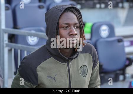 Fábio Jaló of Barnsley kommt während des Spiels der Sky Bet League 1 Portsmouth gegen Barnsley im Fratton Park, Portsmouth, Großbritannien, 16. April 2024 (Foto: Alfie Cosgrove/News Images) Stockfoto