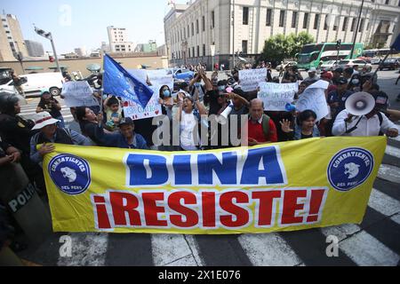 Lima, Peru. April 2024. Die Leute unterstützen den Interimspräsidenten Boluarte, während sie von der Staatsanwaltschaft wegen des Verdachts illegaler Bereicherung verhört wird. Boluartes Haus wurde am Karfreitag durchsucht. Peruanische Medien hatten berichtet, dass die 61-Jährige teure Rolex-Uhren in der Öffentlichkeit trug, die sie sich bei ihrem Gehalt kaum leisten konnte. Quelle: Gian Masko/dpa/Alamy Live News Stockfoto