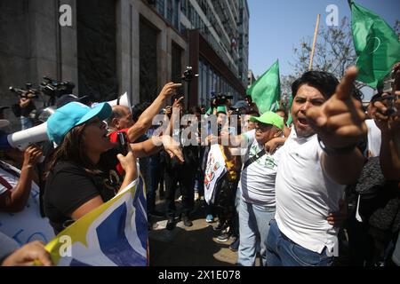 Lima, Peru. April 2024. Menschen demonstrieren für und gegen den Interimspräsidenten Boluarte, während sie von der Staatsanwaltschaft wegen Verdacht auf illegale Bereicherung verhört wird. Boluartes Haus wurde am Karfreitag durchsucht. Peruanische Medien hatten berichtet, dass die 61-Jährige teure Rolex-Uhren in der Öffentlichkeit trug, die sie sich bei ihrem Gehalt kaum leisten konnte. Quelle: Gian Masko/dpa/Alamy Live News Stockfoto