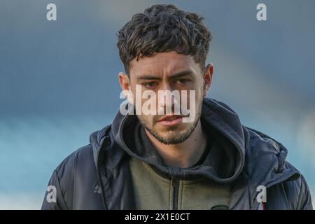 Portsmouth, Großbritannien. April 2024. Corey O’Keeffe aus Barnsley kommt während des Spiels Portsmouth gegen Barnsley in der Sky Bet League 1 am 16. April 2024 in Portsmouth, Großbritannien (Foto: Alfie Cosgrove/News Images) am 16. April 2024 in Portsmouth, Großbritannien. (Foto: Alfie Cosgrove/News Images/SIPA USA) Credit: SIPA USA/Alamy Live News Stockfoto