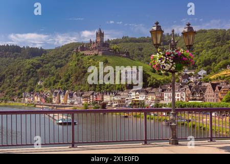 Blick auf das sonnige Cochem mit Schloss Reichsburg, schöne Stadt an der romantischen Mosel, Deutschland Stockfoto