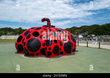 Yayoi Kusamas roter Kürbis auf der Insel Naoshima in der Seto-See in der Nähe von Takamatsu Stockfoto