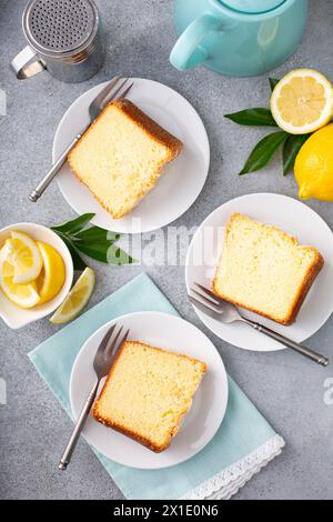 Zitronenkuchen gebacken in einer Pfanne, in Scheiben geschnitten mit Puderzucker, drei Scheiben auf einem Teller Stockfoto