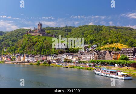 Blick auf das sonnige Cochem mit Schloss Reichsburg, schöne Stadt an der romantischen Mosel, Deutschland Stockfoto