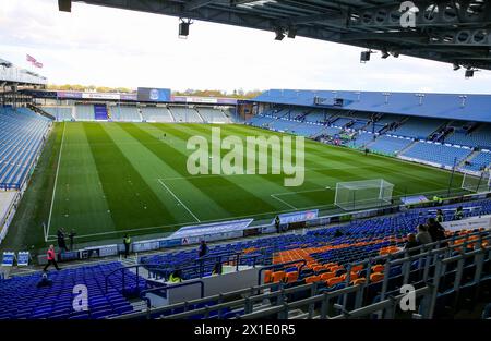 Portsmouth, Großbritannien. April 2024. Blick auf das Innere des Stadions während des Spiels Portsmouth FC gegen Barnsley FC SKY BET EFL League 1 in Fratton Park, Portsmouth, Hampshire, England, Großbritannien am 16. April 2024 Credit: Every Second Media/Alamy Live News Stockfoto