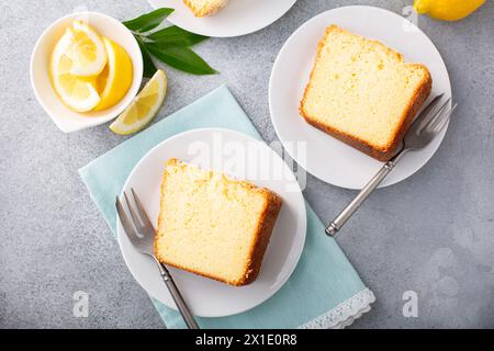 Zitronenkuchen gebacken in einer Pfanne, in Scheiben geschnitten mit Puderzucker, drei Scheiben auf einem Teller Stockfoto