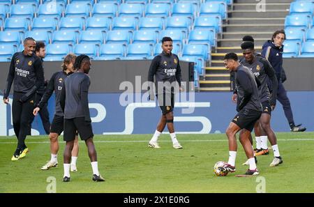 Jude Bellingham (rechts) von Real Madrid während eines Trainings im Etihad-Stadion in Manchester am Ball. Bilddatum: Dienstag, 16. April 2024. Stockfoto