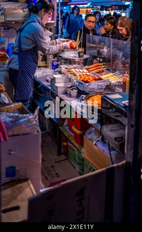 Am Abend auf den Straßen von Seoul, Südkorea Stockfoto