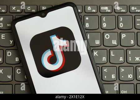 KIEW, UKRAINE - 1. APRIL 2024 TikTok oder Douyin Symbol auf dem Smartphone-Bildschirm auf der schwarzen Tastatur Nahaufnahme. IPhone-Display mit App-Logo auf dunklen Tastenfeldern Stockfoto