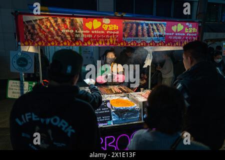 Am Abend auf den Straßen von Seoul, Südkorea Stockfoto