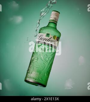 Mansfield, Nottingham, Großbritannien, 16. April 2024: Studio-Produktbild einer Flasche Gordons London Dry Gin. Stockfoto