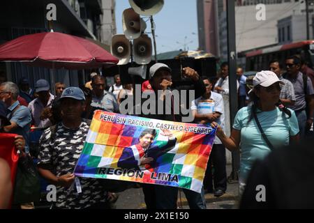 Lima, Peru. April 2024. Menschen nehmen an einem Protest Teil, während Perus Interimspräsident Boluarte von der Staatsanwaltschaft wegen Verdacht auf illegale Bereicherung befragt wird. Am Karfreitag wurde Boluartes Haus durchsucht. Peruanische Medien hatten berichtet, dass die 61-Jährige teure Rolex-Uhren in der Öffentlichkeit trug, die sie sich bei ihrem Gehalt kaum leisten konnte. Quelle: Gian Masko/dpa/Alamy Live News Stockfoto