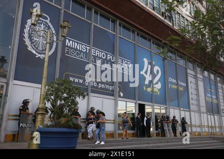 Lima, Peru. April 2024. Blick auf das Bürogebäude der Staatsanwaltschaft, während Perus Interimspräsident Boluarte wegen Verdacht auf illegale Bereicherung befragt wird. Boluartes Haus wurde am Karfreitag durchsucht. Peruanische Medien hatten berichtet, dass die 61-Jährige teure Rolex-Uhren in der Öffentlichkeit trug, die sie sich bei ihrem Gehalt kaum leisten konnte. Quelle: Gian Masko/dpa/Alamy Live News Stockfoto