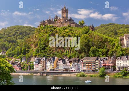 Blick auf das sonnige Cochem mit Schloss Reichsburg, schöne Stadt an der romantischen Mosel, Deutschland Stockfoto