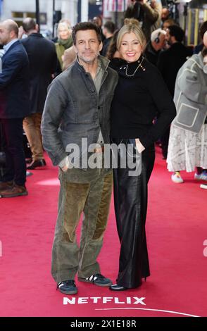 Zack und Deborah Snyder nehmen an einer Vorführung von Rebel Moon - Part Two: The Scargiver im Curzon Mayfair in London Teil. Bilddatum: Dienstag, 16. April 2024. Stockfoto