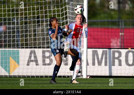 AMSTERDAM - (l-r) Celainy Obispo aus Feyenoord, Romee Leuchter aus Ajax während des Halbfinalspiels des KNVB Cup zwischen Ajax Amsterdam und Feyenoord im Sportkomplex de Toekomst am 16. April 2024 in Amsterdam, Niederlande. ANP GERRIT VAN KÖLN Stockfoto