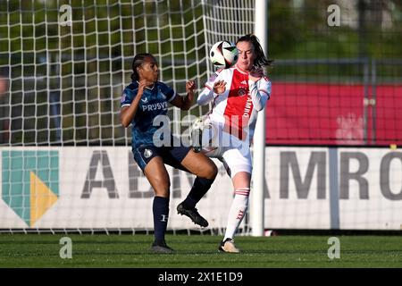 AMSTERDAM - (l-r) Celainy Obispo aus Feyenoord, Romee Leuchter aus Ajax während des Halbfinalspiels des KNVB Cup zwischen Ajax Amsterdam und Feyenoord im Sportkomplex de Toekomst am 16. April 2024 in Amsterdam, Niederlande. ANP GERRIT VAN KÖLN Stockfoto