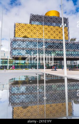 Birmingham, UK 16. April 2024: Portraitansicht der Vorderseite der Birmingham Library mit Reflexionen Stockfoto