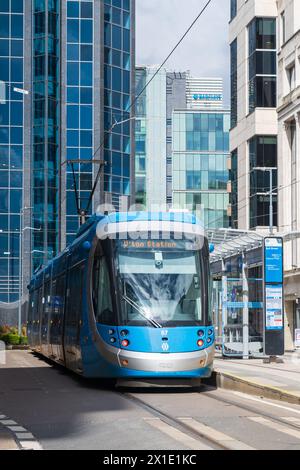 Birmingham, Großbritannien 16. April 2024: CAF Urbos 3 Straßenbahn an einer Haltestelle in der Bull Street, Birmingham, Großbritannien Stockfoto