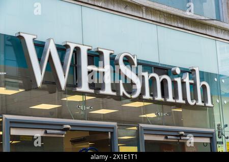 Birmingham, Großbritannien 16. April 2024: Briefpapier- und Nachrichtengeschäft, WH Smith Außenbeschilderung Stockfoto