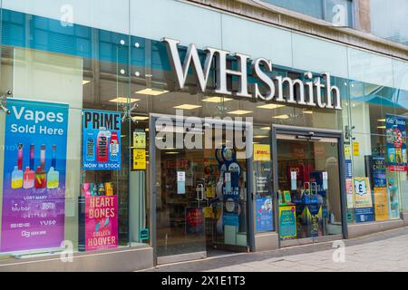 Birmingham, Großbritannien 16. April 2024: Briefpapier- und Nachrichtengeschäft, WH Smith Ladenfront Stockfoto