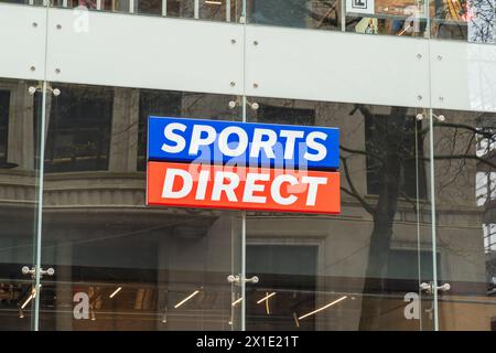 Birmingham, Großbritannien 16. April 2024: Externe Beschilderung des Sportbekleidungsunternehmens Sports Direct Stockfoto