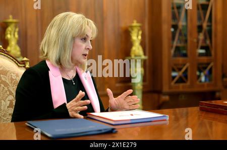 Moskau, Russland. April 2024. Ella Pamfilova, Vorsitzende der russischen Zentralen Wahlkommission, spricht mit Präsident Wladimir Putin während der Bestätigung der Wahlergebnisse im Kreml am 16. April 2024 in Moskau. Putin gewann seine 5. Sechsjährige Amtszeit als Präsident nach der Abstimmung vom 17. März. Quelle: Gavriil Grigorov/Kreml Pool/Alamy Live News Stockfoto