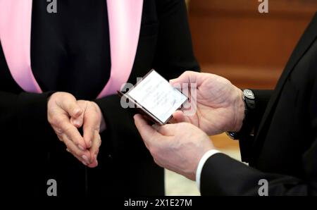 Moskau, Russland. April 2024. Der russische Präsident Wladimir Putin, rechts, sieht das Wahlbescheinigungsdokument, das ihm von der Vorsitzenden der Zentralen Wahlkommission Ella Pamfilova, links, vorgelegt wurde, die die Wahlergebnisse während ihres Treffens im Kreml am 16. April 2024 in Moskau, Russland, bestätigte. Putin gewann seine 5. Sechsjährige Amtszeit als Präsident nach der Abstimmung vom 17. März. Quelle: Gavriil Grigorov/Kreml Pool/Alamy Live News Stockfoto