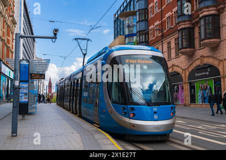 Birmingham, Großbritannien 16. April 2024: Straßenbahn Birmingham an einer Haltestelle im Stadtzentrum Stockfoto