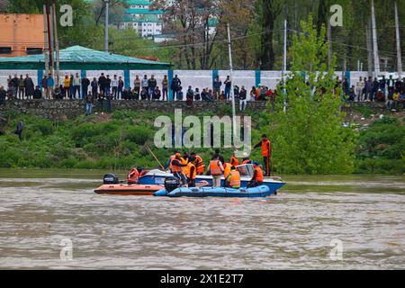 Srinagar, Indien. April 2024. Die National Disaster Response Force (NDRF) führt eine Rettungs- und Suchaktion durch, nachdem ein Boot, das Menschen über den Fluss Jhelum in Srinagar überquert hat, gekentert hat. Vier Menschen starben und mindestens 19 weitere wurden vermisst, nachdem ein Boot sie über einen geschwollenen Fluss in Kaschmir kenterte. (Kreditbild: © Firdous Nazir/OKULARIS via ZUMA Press Wire) NUR REDAKTIONELLE VERWENDUNG! Nicht für kommerzielle ZWECKE! Stockfoto