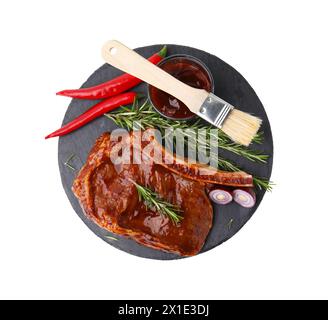 Leckeres Fleisch, Rosmarin, Marinade, Chili und Zwiebeln isoliert auf weiß, Blick von oben Stockfoto