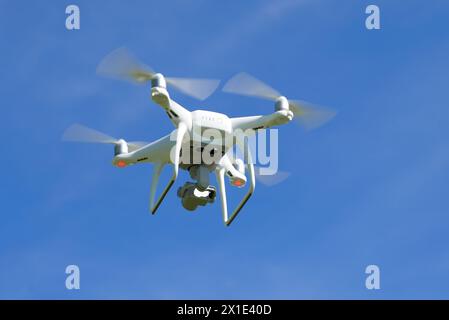 IZBORSK, RUSSLAND - 10. JUNI 2018: Fliegende Quadrocopter 'Phantom 4 Advanced' Nahaufnahme gegen den blauen Himmel Stockfoto