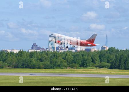 SANKT PETERSBURG, RUSSLAND - 20. JUNI 2018: Airbus A319-112 (VP-BBT) der Fluggesellschaft Rossiya startet zum Flughafen Pulkovo Stockfoto