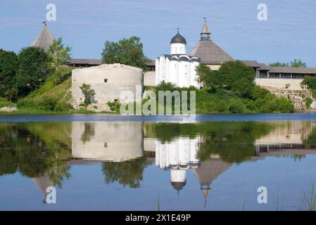 Blick auf die mittelalterliche St. George's Church in der Festung Staraya Ladoga an einem sonnigen Julitag. Staraya Ladoga, Russland Stockfoto