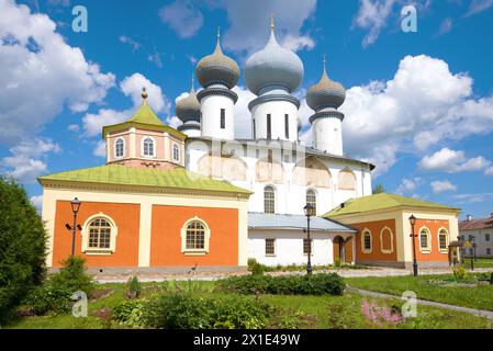 Kathedrale der Himmelfahrt der Heiligen Jungfrau Maria aus nächster Nähe an einem sonnigen Julitag. Kloster Tikhvin Assumption, Russland Stockfoto