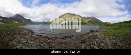 Panorama des Großen Hadatayoganlor Sees an einem bewölkten Augusttag. Yamal, Russland Stockfoto