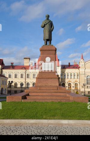 RYBINSK, RUSSLAND - 26. SEPTEMBER 2018: Denkmal für V. I. Lenin auf dem Roten Platz an einem sonnigen Tag Stockfoto