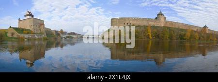 Panorama des Grenzflusses Narva im goldenen Herbst. Grenze zu Estland und Russland Stockfoto