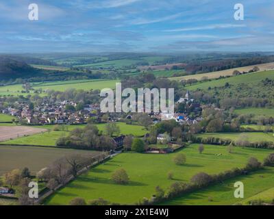 Das Dorf East Meon liegt in den South Downs in der Landschaft von Hampshire. Aus der Vogelperspektive mit Blick auf die All Saints Church im Norden. Stockfoto