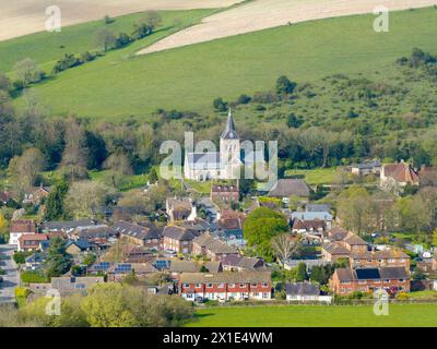 Das Dorf East Meon liegt in den South Downs in der Landschaft von Hampshire. Aus der Vogelperspektive mit Blick auf die All Saints Church im Norden. Stockfoto